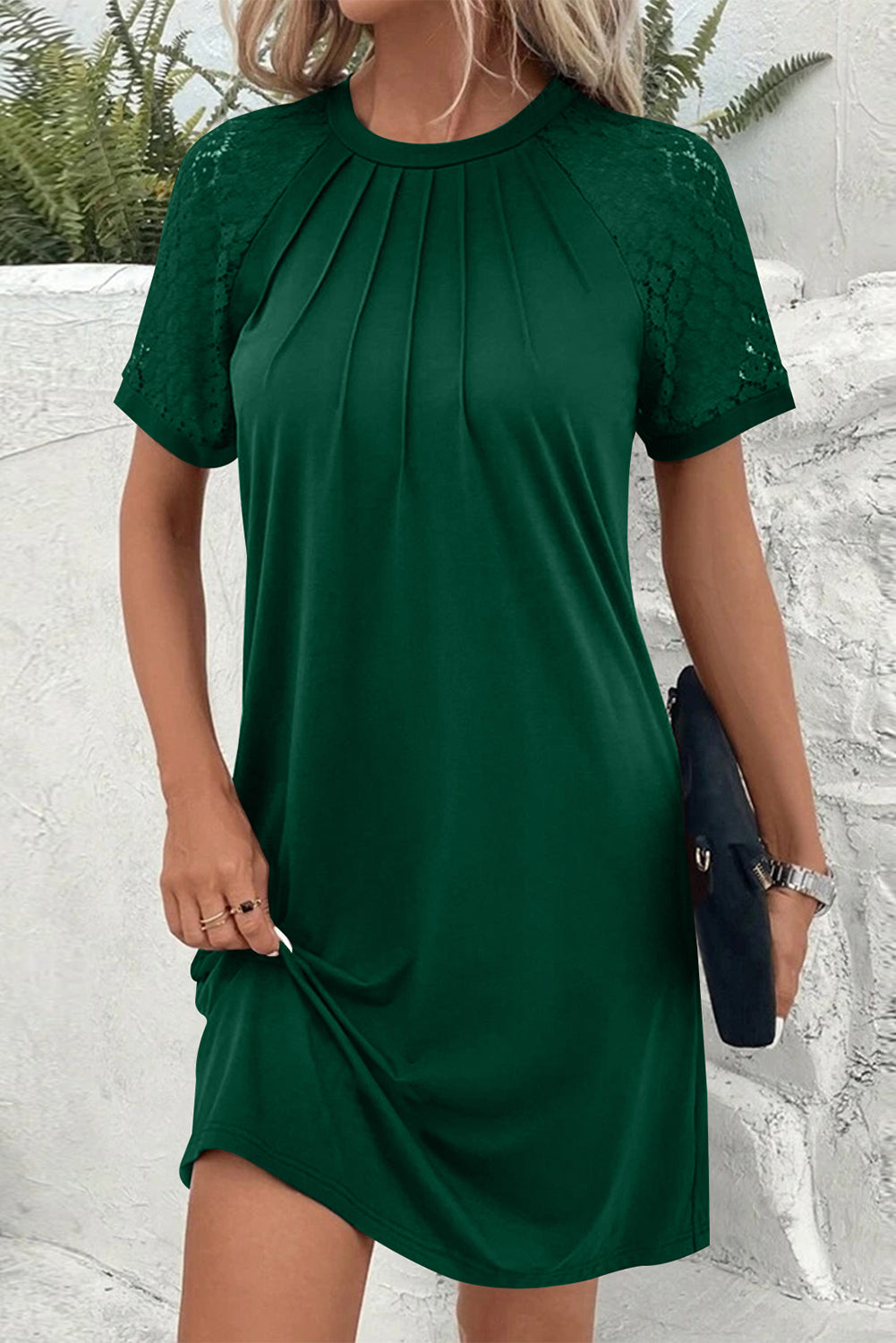 Vestido recto con detalle plisado y mangas raglán de encaje en contraste verde