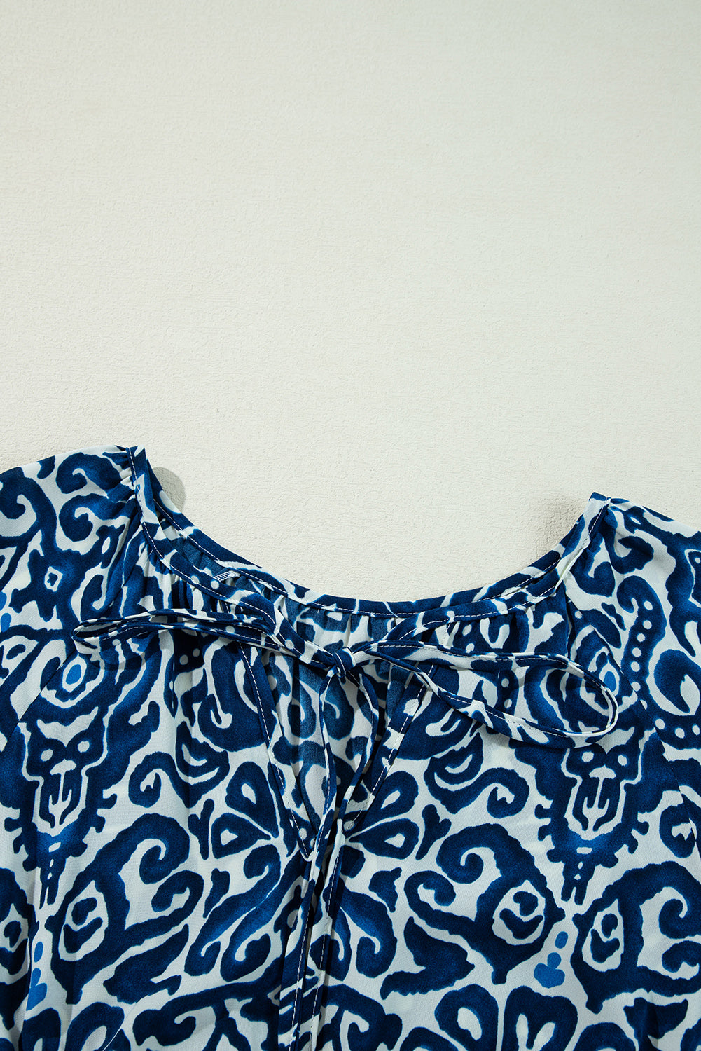 Vestido mini de manga larga con cuello en V, encaje y estampado vintage azul