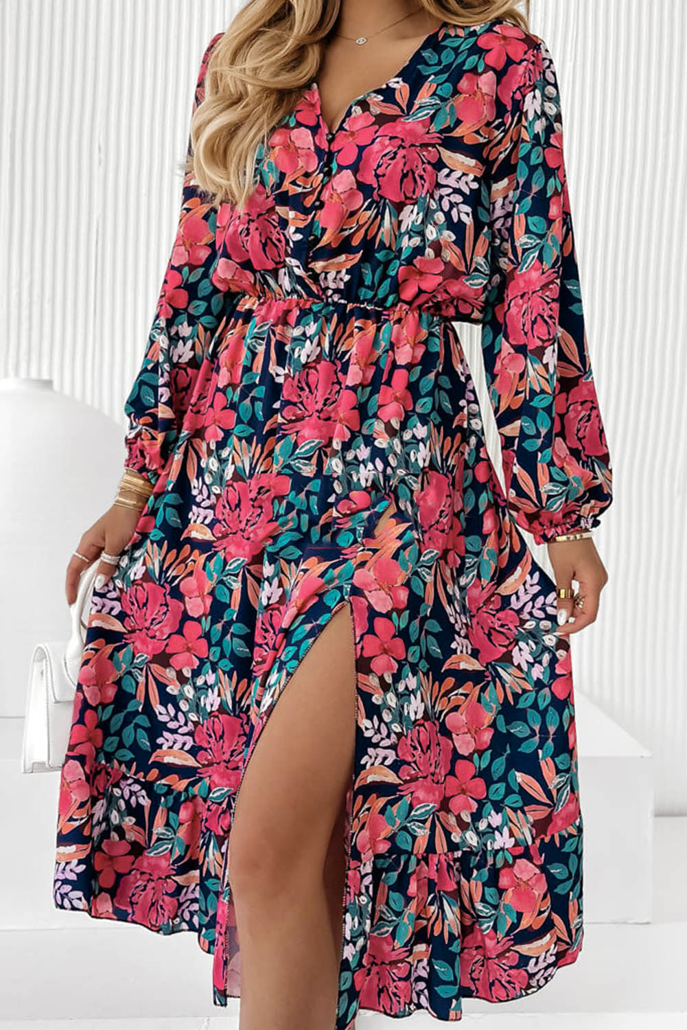Vestido floral con abertura y cintura alta elástica con cuello en V en rojo intenso
