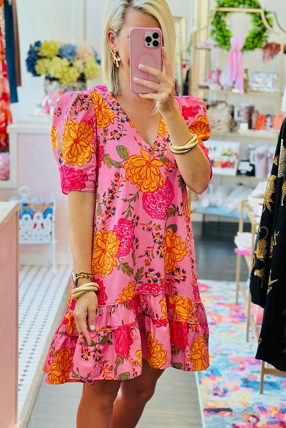 Vestido mini con volantes, cuello en V y mangas abullonadas con flores rosas