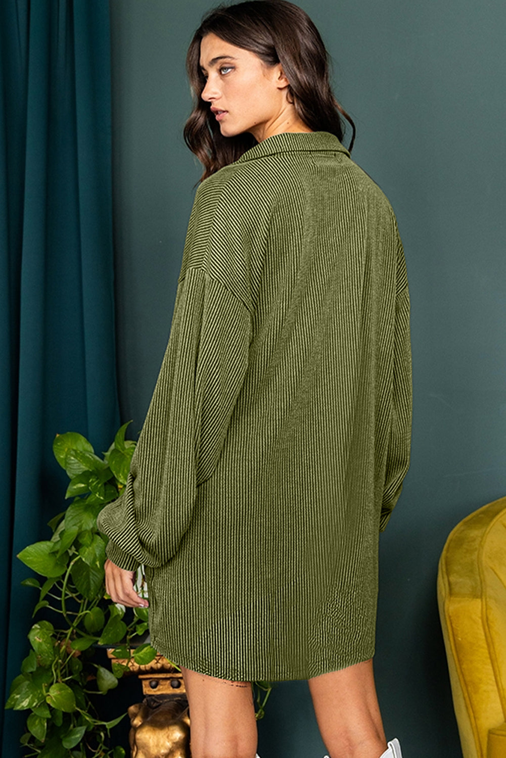 Vestido recto con cuello, hombros caídos y botones con cordón verde musgo