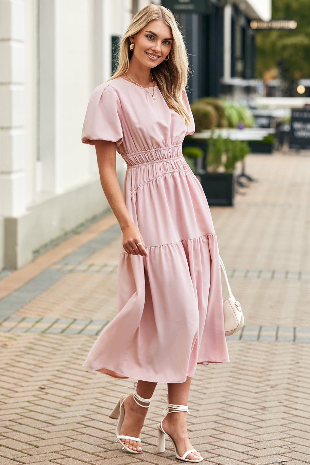 Vestido largo fluido de cintura alta, plisado, con mangas abullonadas en color rosa