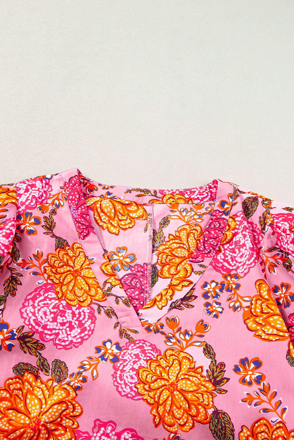 Vestido mini con volantes, cuello en V y mangas abullonadas con flores rosas