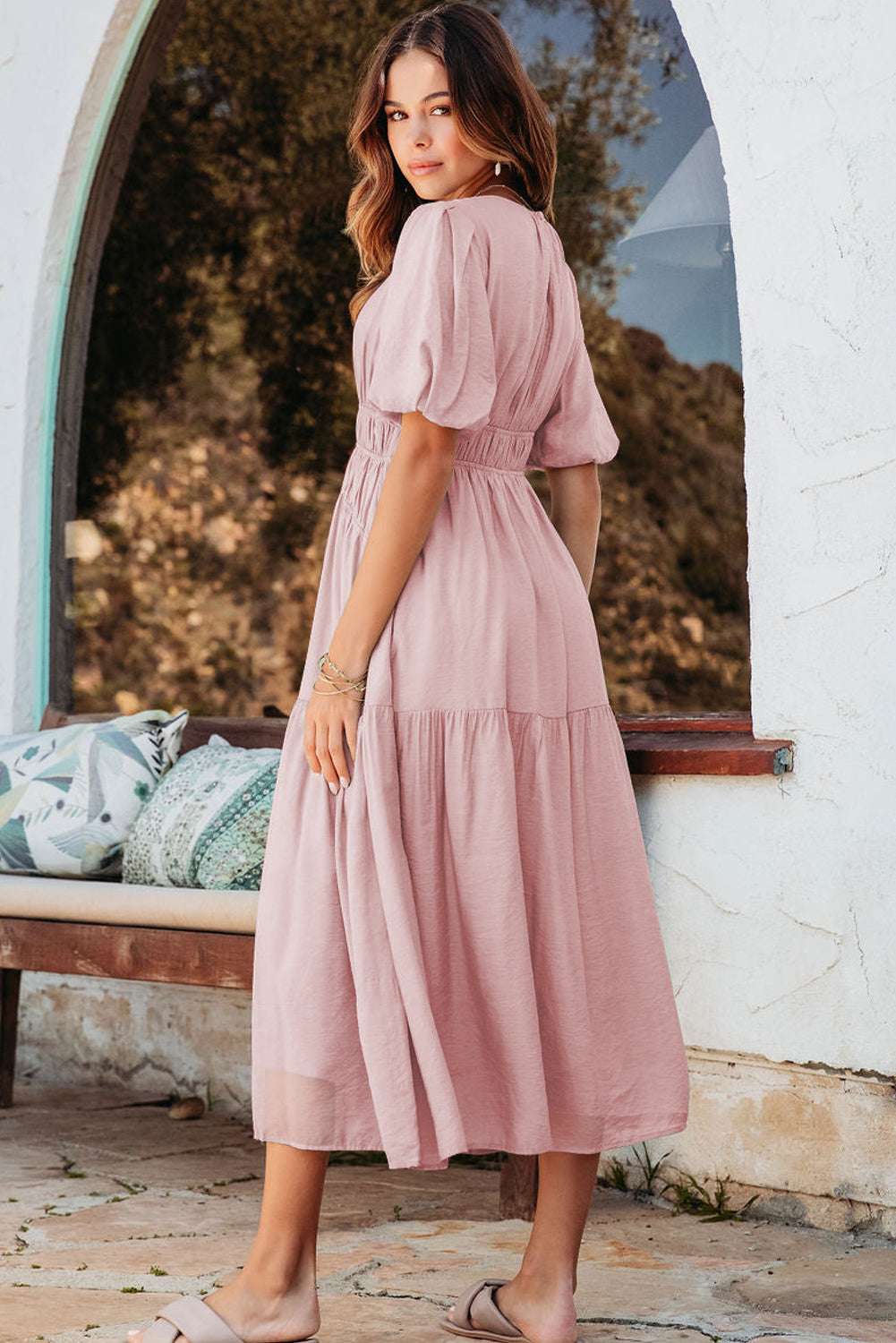 Vestido largo fluido de cintura alta, plisado, con mangas abullonadas en color rosa