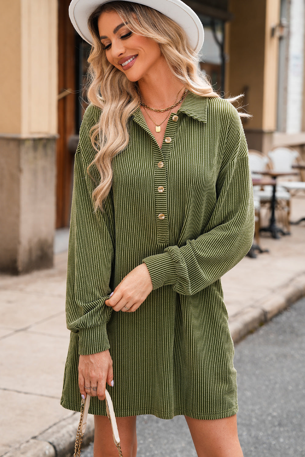 Vestido recto con cuello, hombros caídos y botones con cordón verde musgo