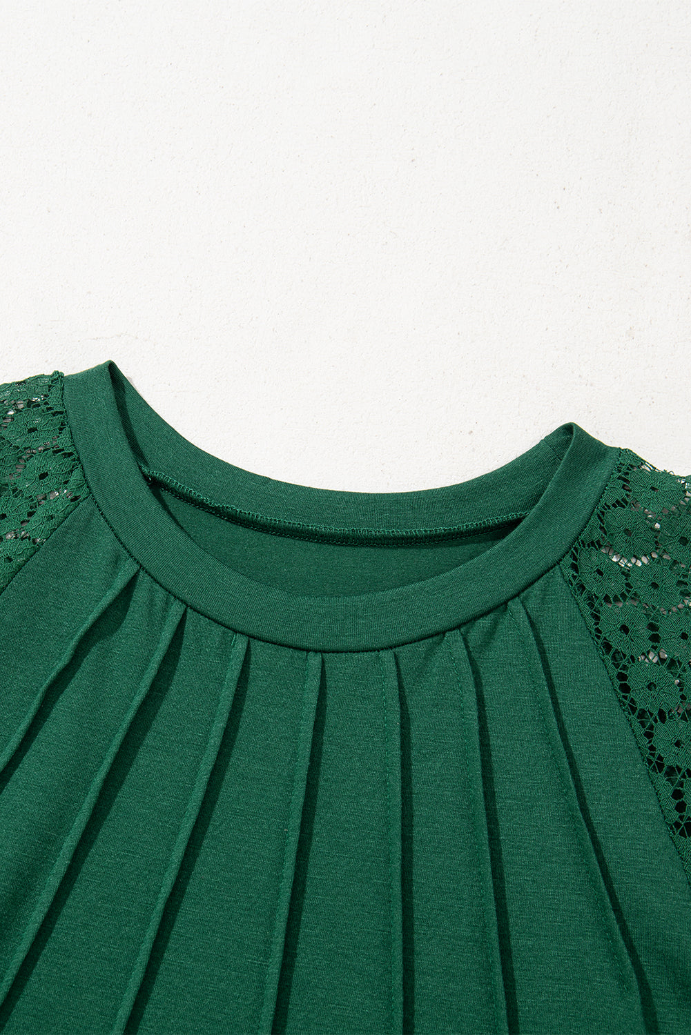 Vestido recto con detalle plisado y mangas raglán de encaje en contraste verde