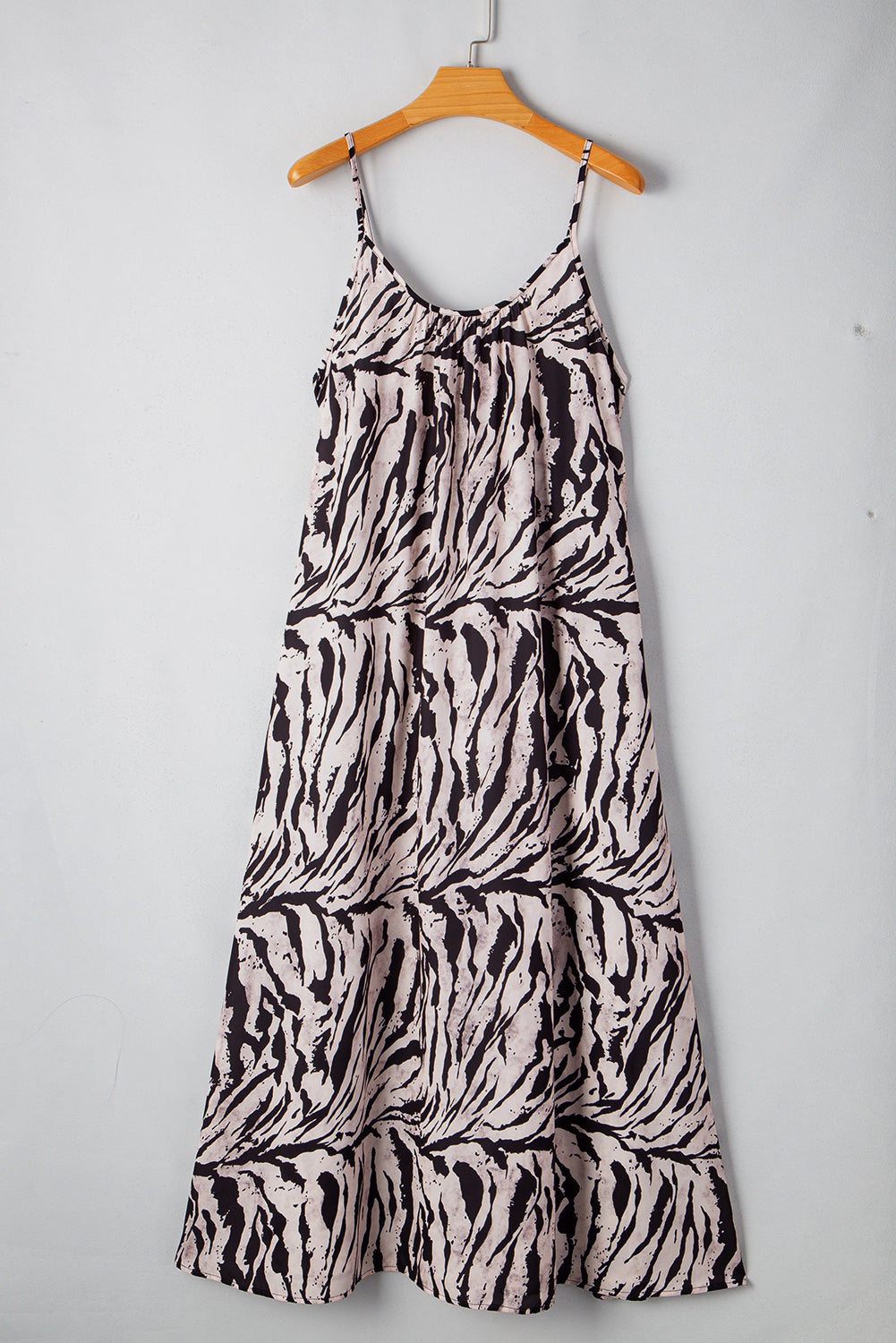 Vestido largo bohemio holgado con espalda abierta y estampado abstracto negro