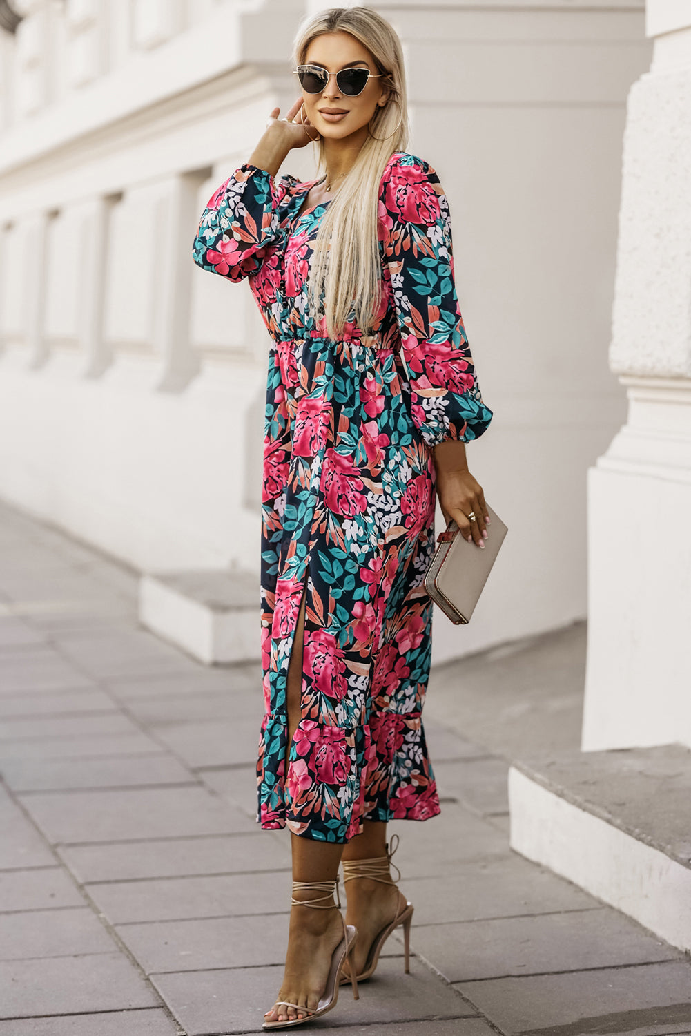Vestido floral con abertura y cintura alta elástica con cuello en V en rojo intenso