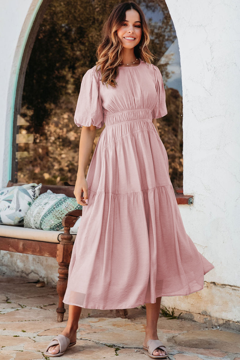 Vestido largo fluido de cintura alta, plisado, con mangas abullonadas en color rosa