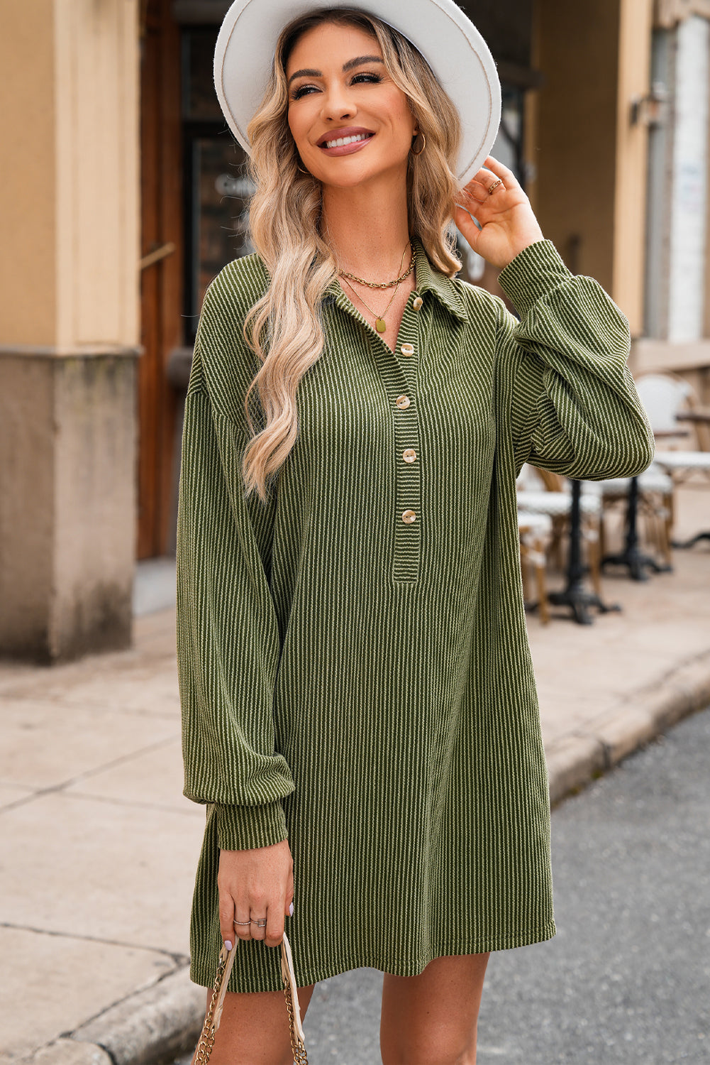 Vestido recto con cuello, hombros caídos y botones con cordón verde musgo