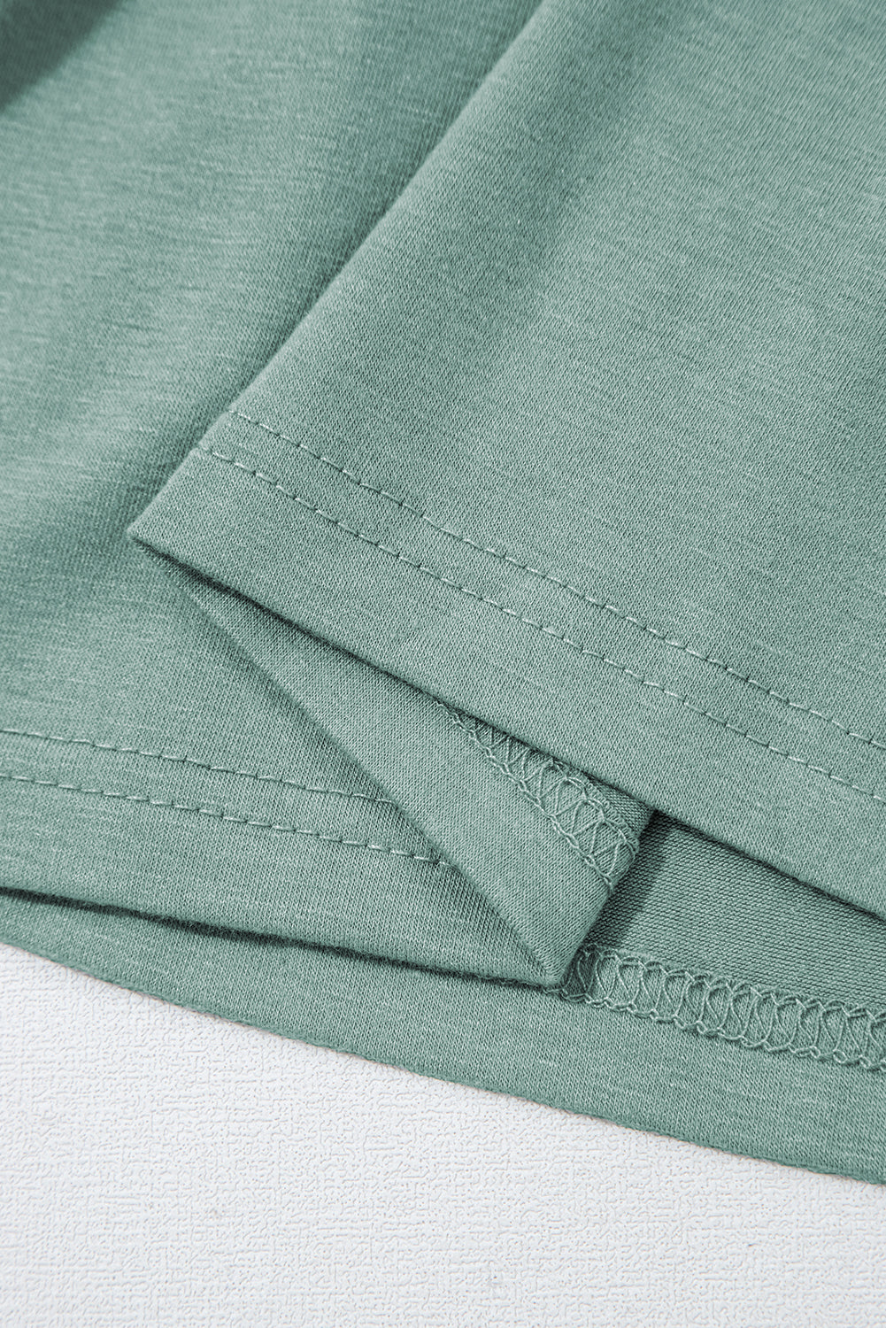 Vestido largo verde texturizado con escote en V y mangas onduladas con volantes