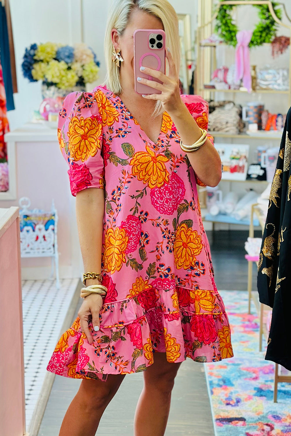 Vestido mini con volantes, cuello en V y mangas abullonadas con flores rosas