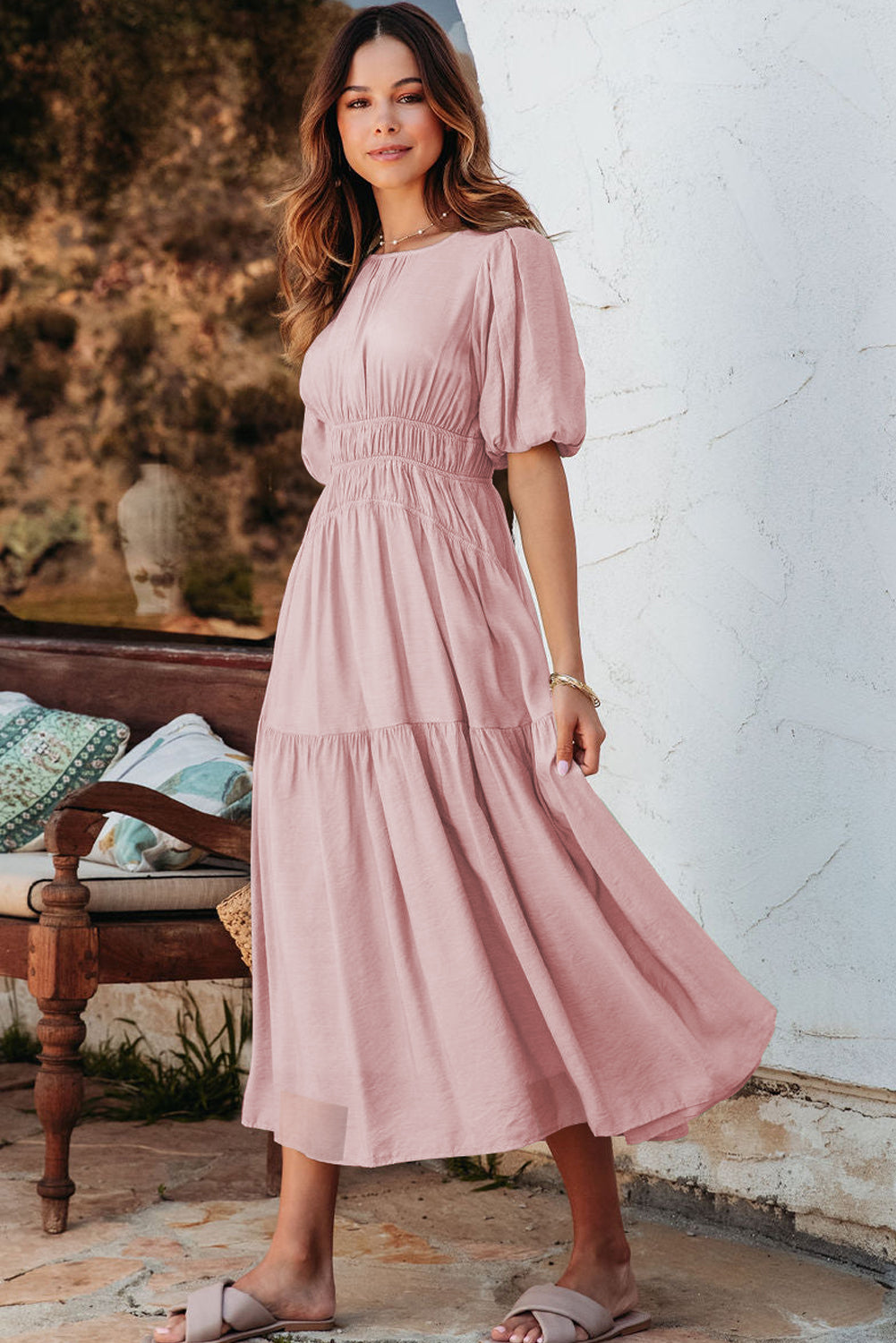 Vestido largo fluido de cintura alta, plisado, con mangas abullonadas en color rosa
