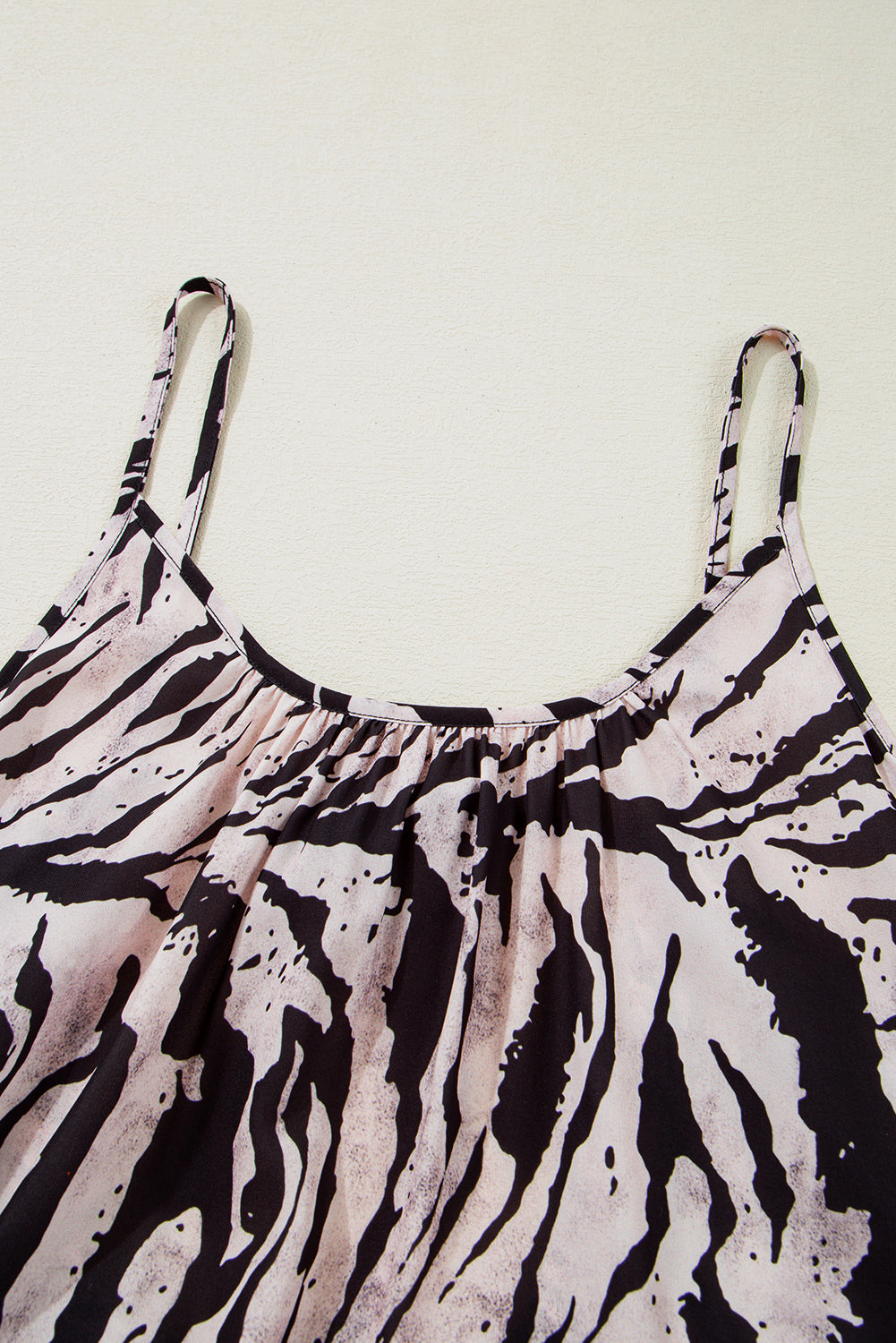 Vestido largo bohemio holgado con espalda abierta y estampado abstracto negro