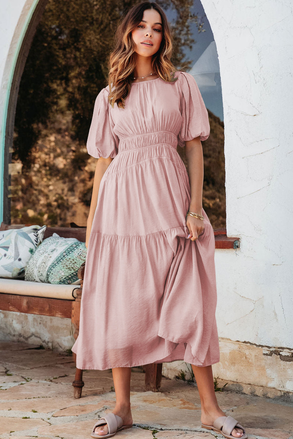 Vestido largo fluido de cintura alta, plisado, con mangas abullonadas en color rosa