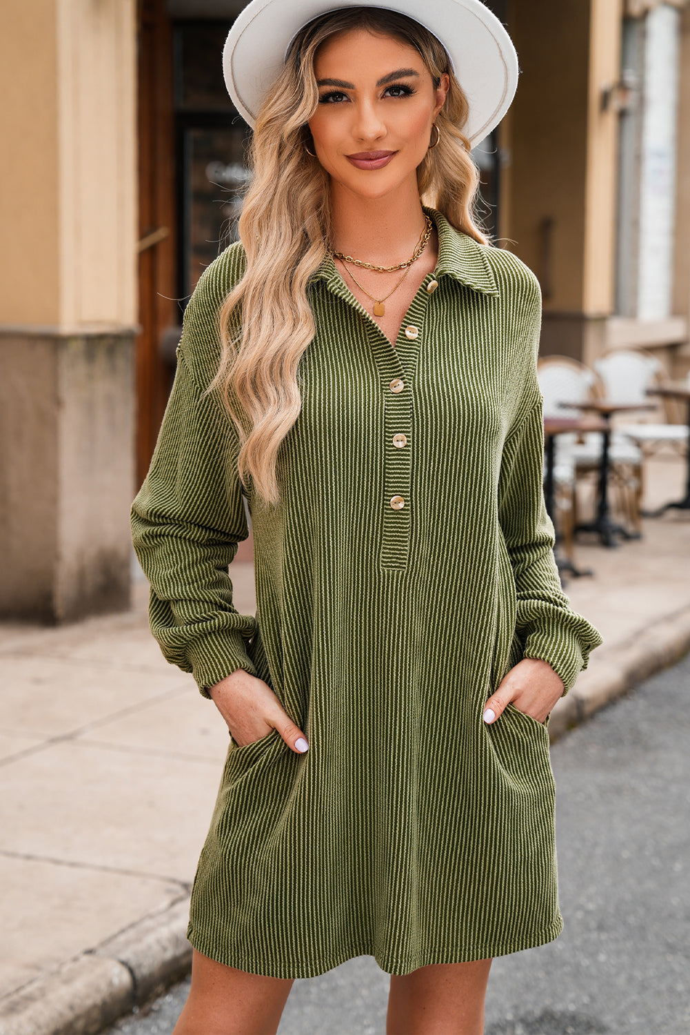 Vestido recto con cuello, hombros caídos y botones con cordón verde musgo
