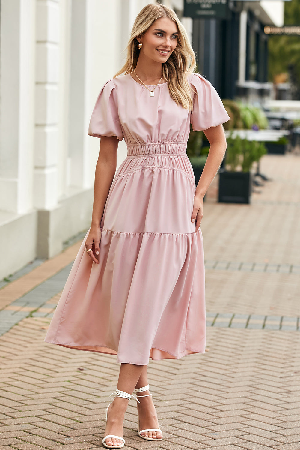 Vestido largo fluido de cintura alta, plisado, con mangas abullonadas en color rosa