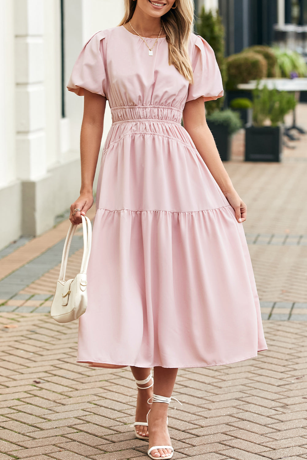 Vestido largo fluido de cintura alta, plisado, con mangas abullonadas en color rosa