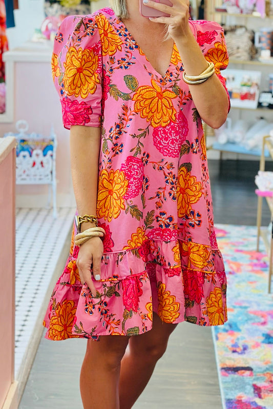 Vestido mini con volantes, cuello en V y mangas abullonadas con flores rosas