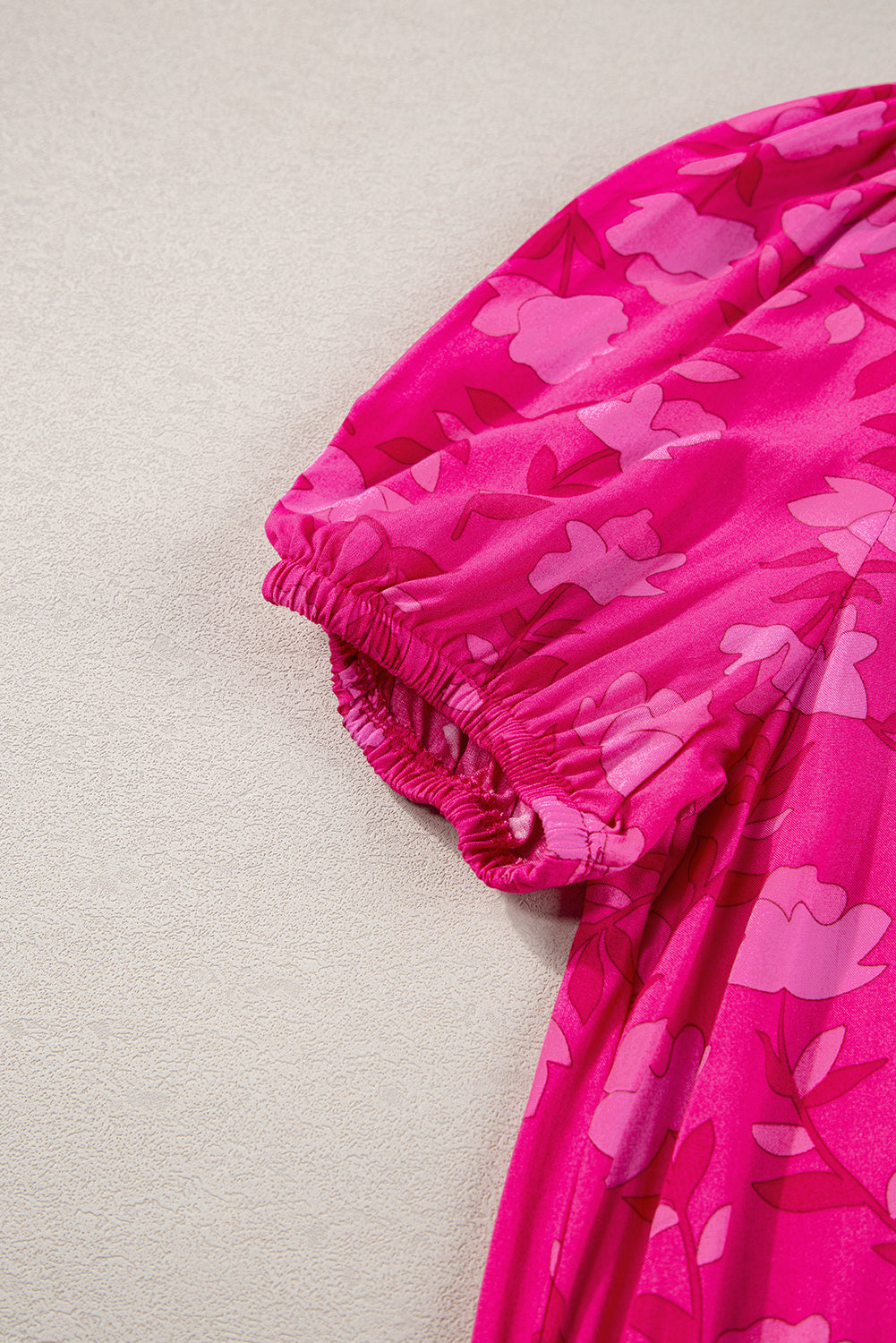 Vestido midi fluido con cordón y plisado con estampado floral en rojo rosa
