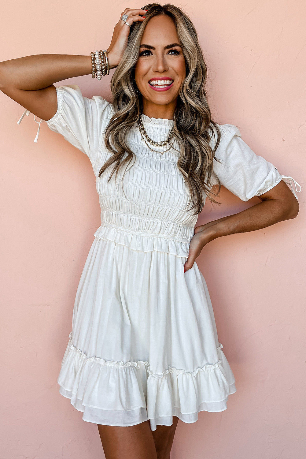 Vestido mini con volantes y mangas cortas de lazo blanco