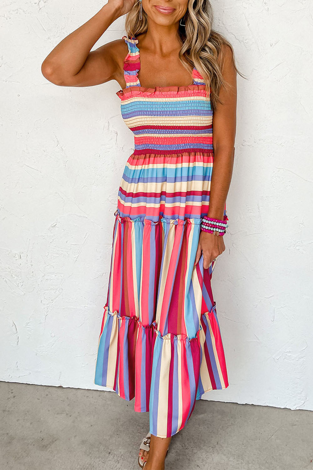 Vestido largo fruncido con volantes y rayas rojas