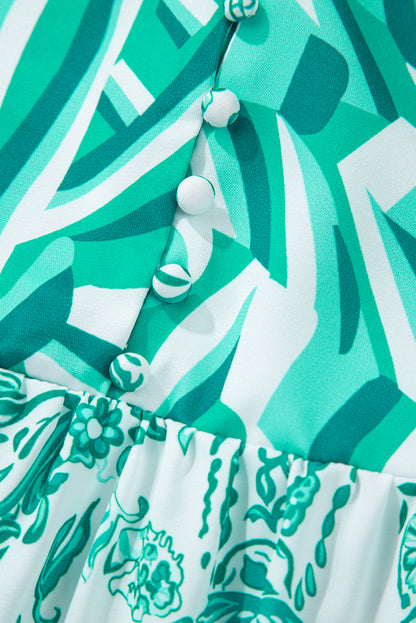 Vestido corto acampanado con cuello en V, mangas abullonadas y estampado bohemio verde