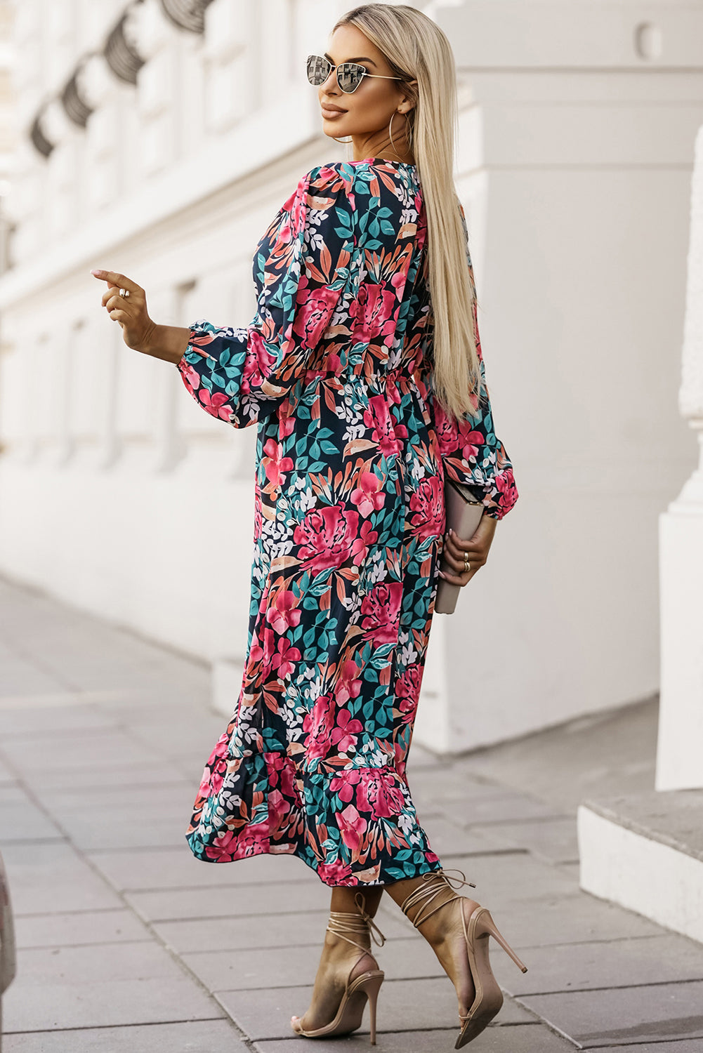 Vestido floral con abertura y cintura alta elástica con cuello en V en rojo intenso