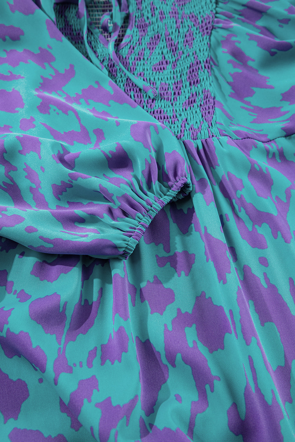 Vestido largo con cuello con muescas, mangas abullonadas y estampado abstracto en azul cielo
