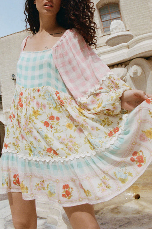 Vestido rosa con estampado floral a cuadros y mangas abullonadas de patchwork