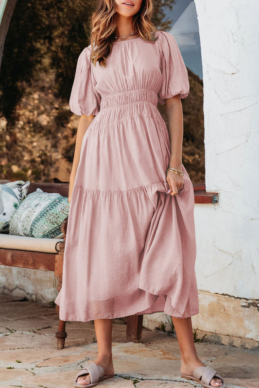 Vestido largo fluido de cintura alta, plisado, con mangas abullonadas en color rosa
