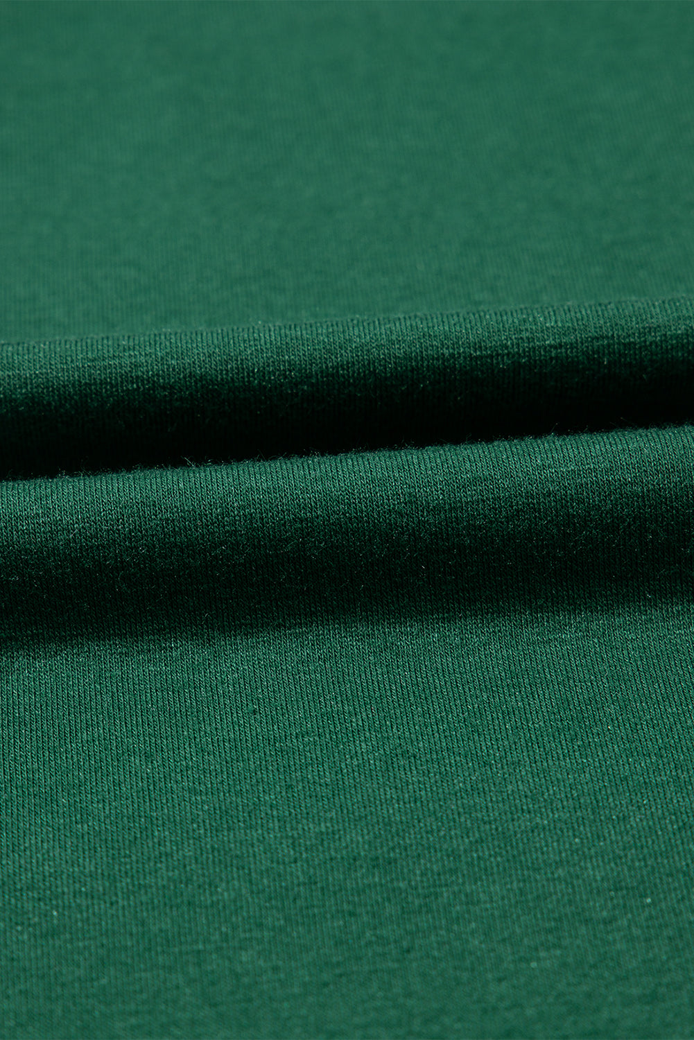 Vestido recto con detalle plisado y mangas raglán de encaje en contraste verde
