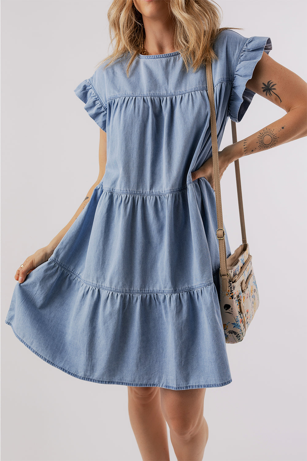 Vestido vaquero azul Beau con volantes, mangas cortas y corte A escalonado