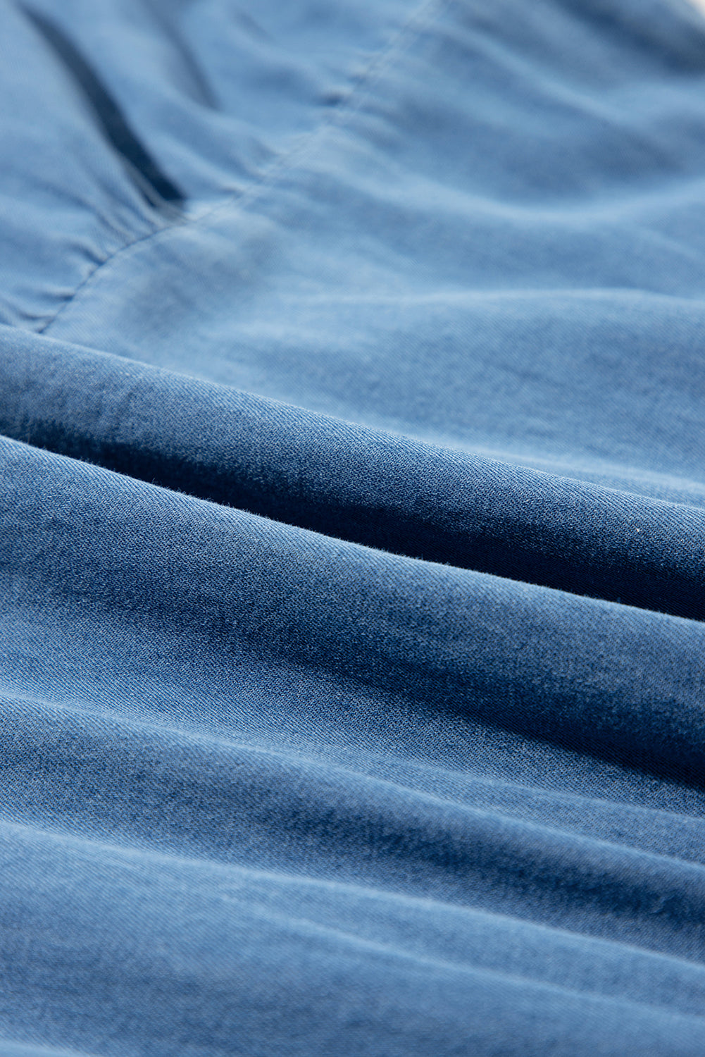 Vestido largo de chambray azul sin mangas y escalonado