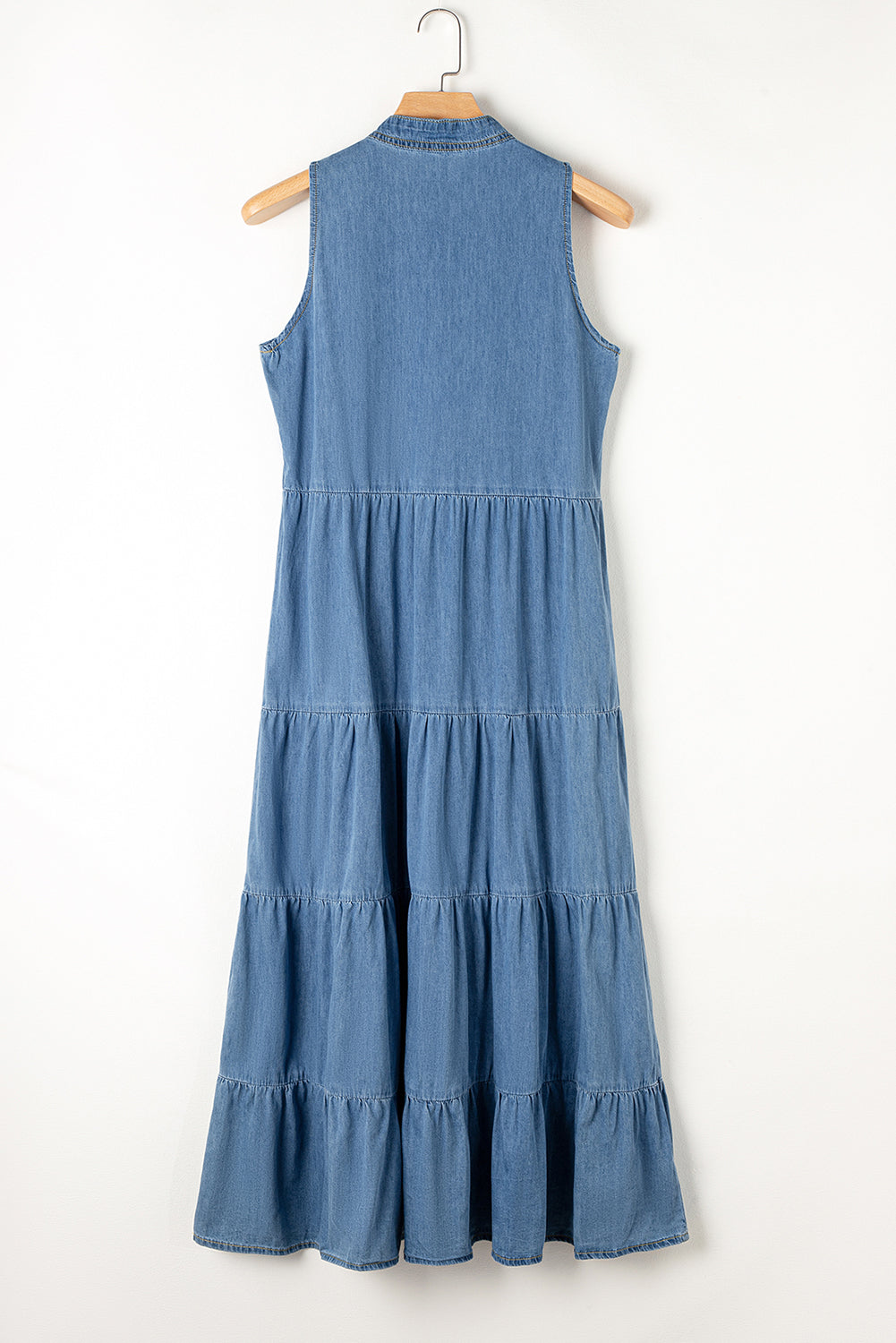 Vestido largo de chambray azul sin mangas y escalonado