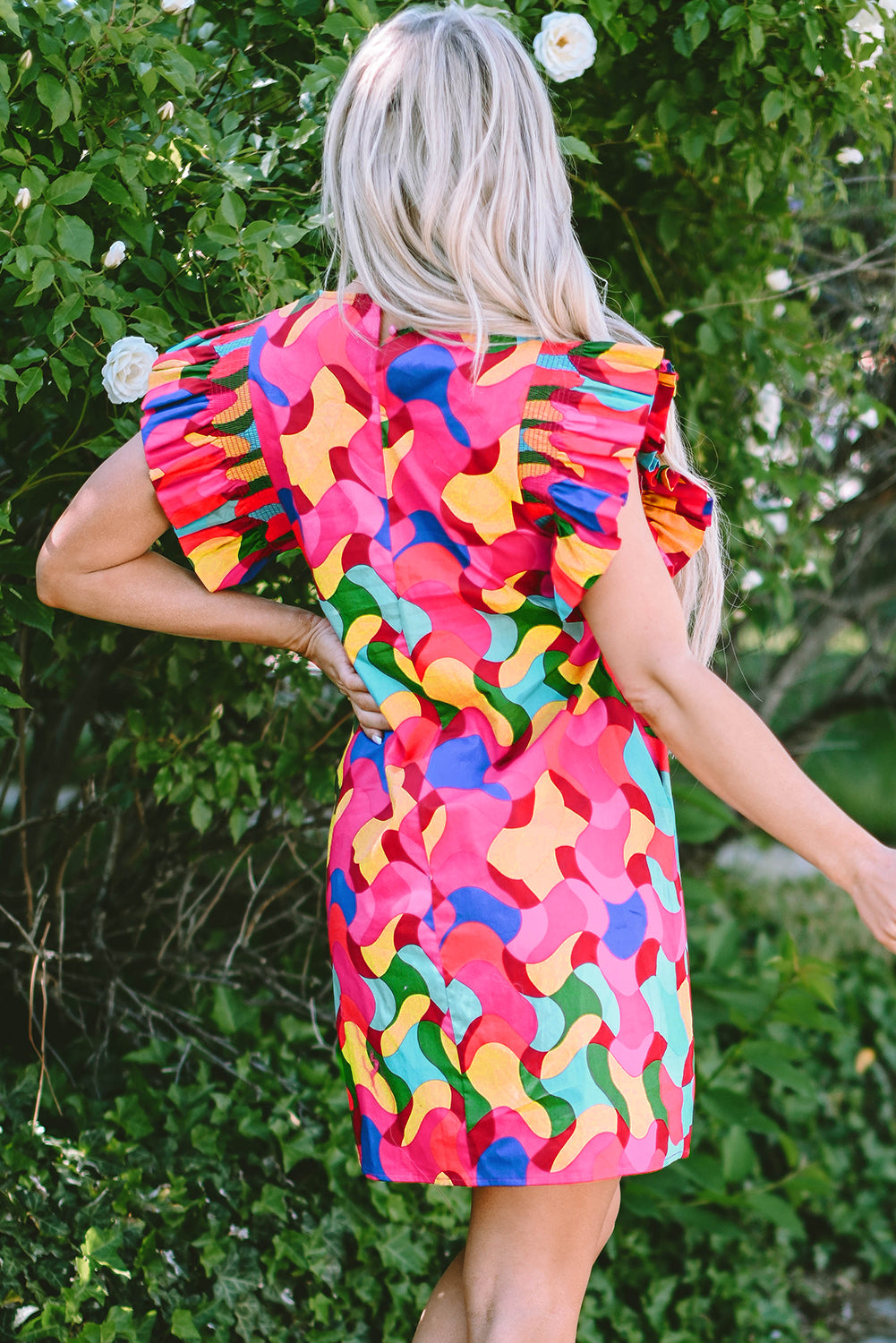 Vestido recto con mangas con volantes y estampado abstracto en rojo rosa