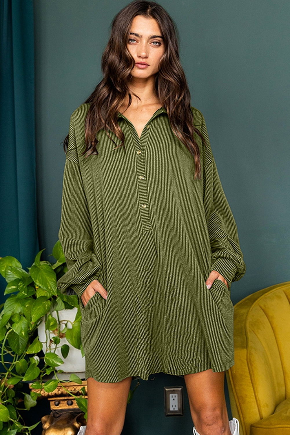 Vestido recto con cuello, hombros caídos y botones con cordón verde musgo