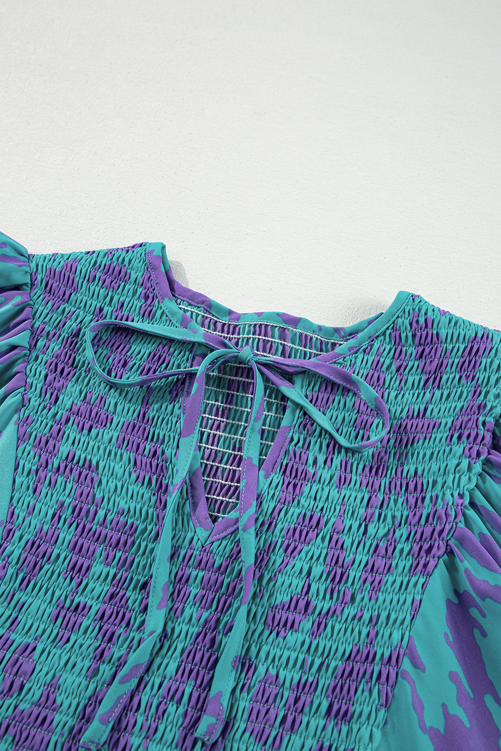 Vestido largo con cuello con muescas, mangas abullonadas y estampado abstracto en azul cielo