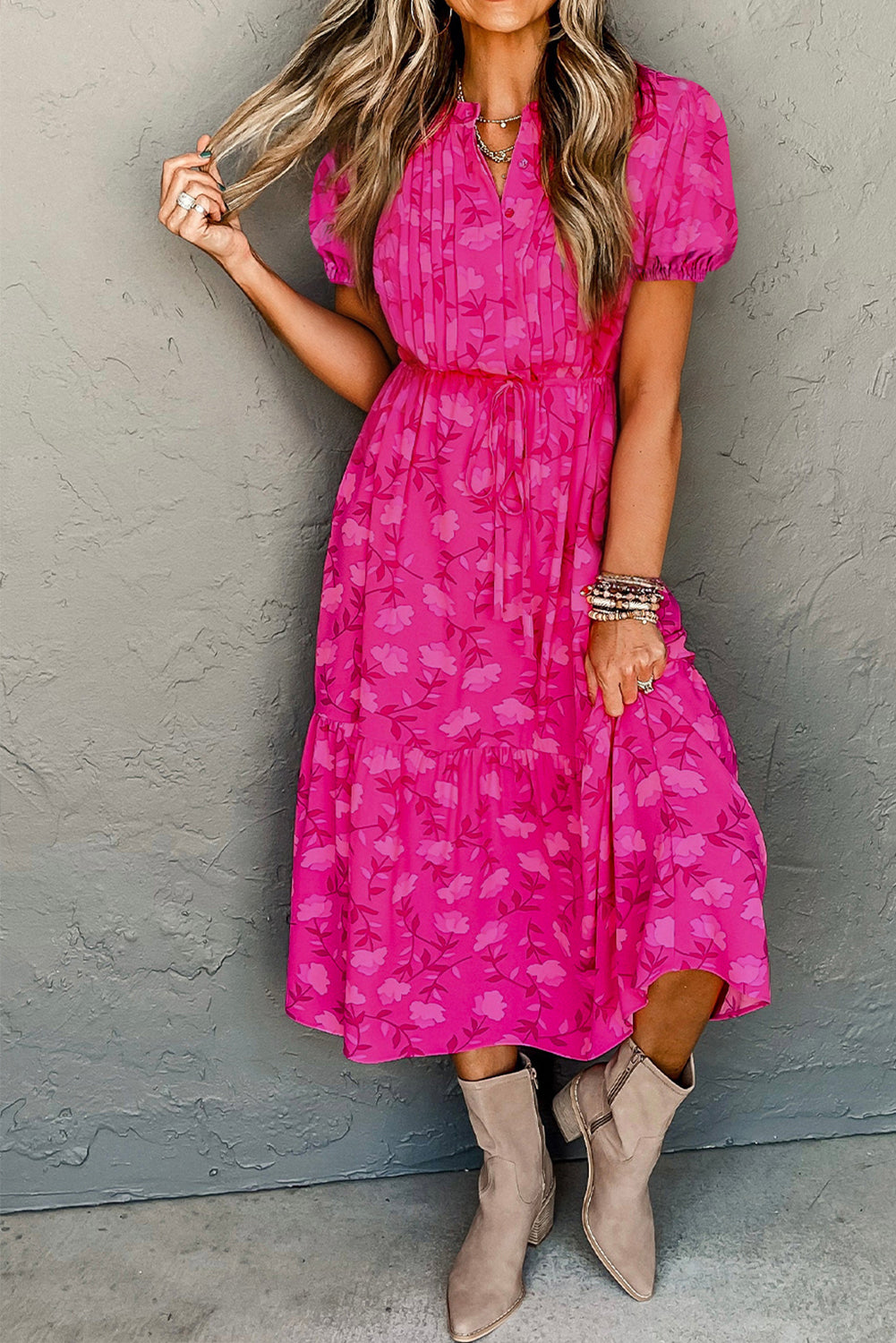 Vestido midi fluido con cordón y plisado con estampado floral en rojo rosa
