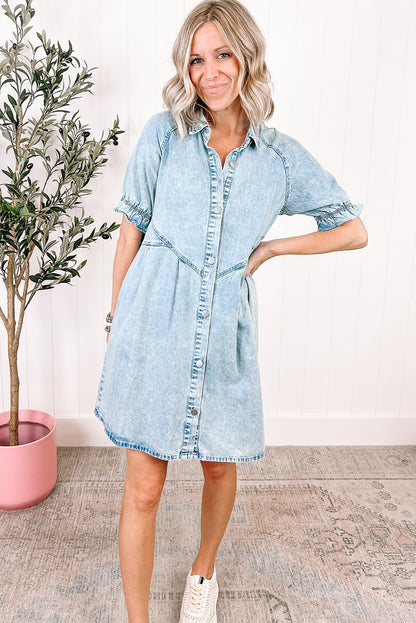 Vestido vaquero abotonado de manga corta con volantes y lavado mineral en azul Beau