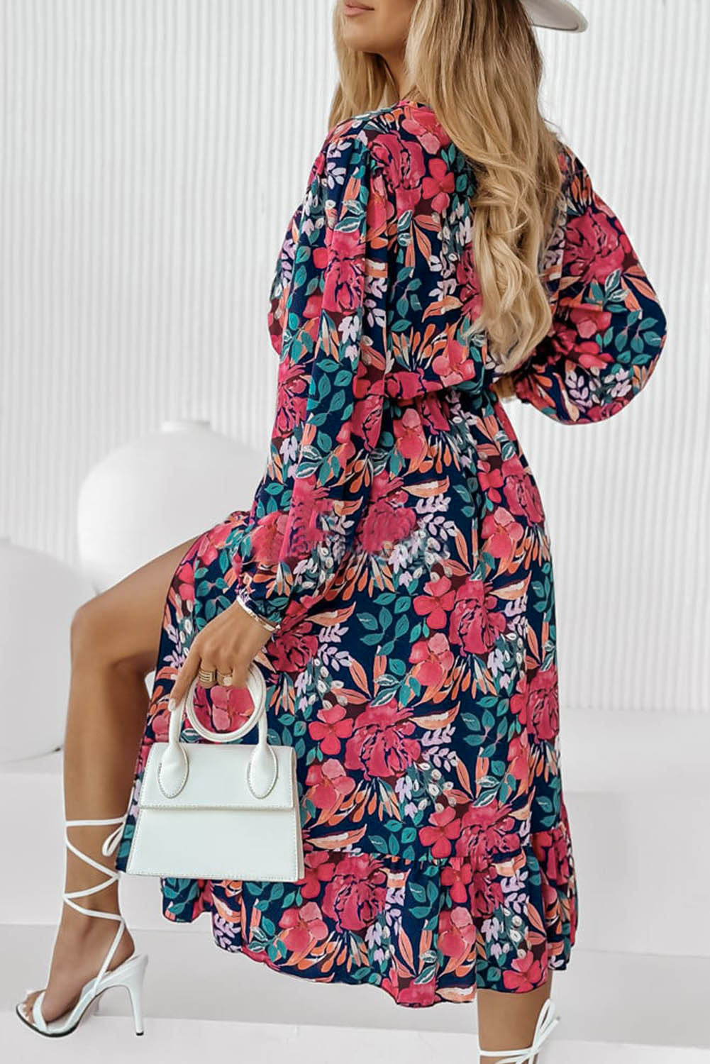 Vestido floral con abertura y cintura alta elástica con cuello en V en rojo intenso