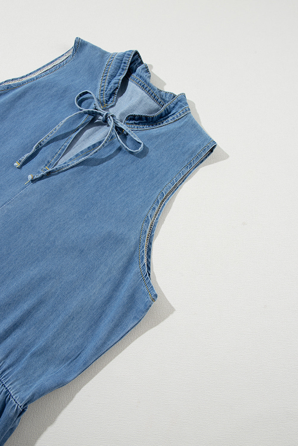 Vestido largo de chambray azul sin mangas y escalonado