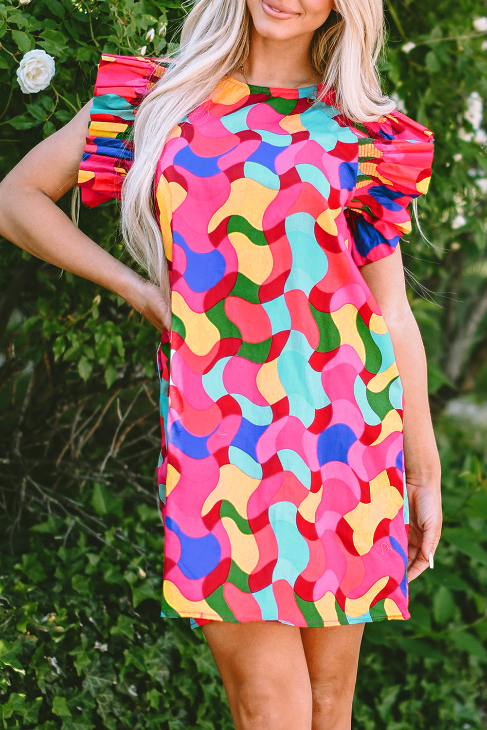 Vestido recto con mangas con volantes y estampado abstracto en rojo rosa
