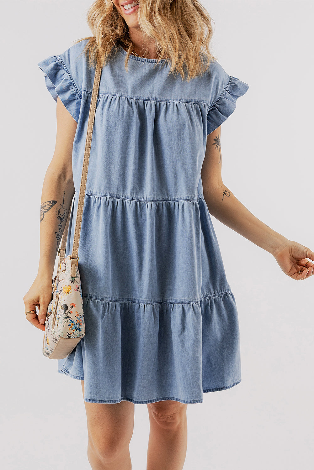 Vestido vaquero azul Beau con volantes, mangas cortas y corte A escalonado