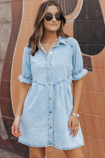 Vestido vaquero abotonado de manga corta con volantes y lavado mineral en azul Beau