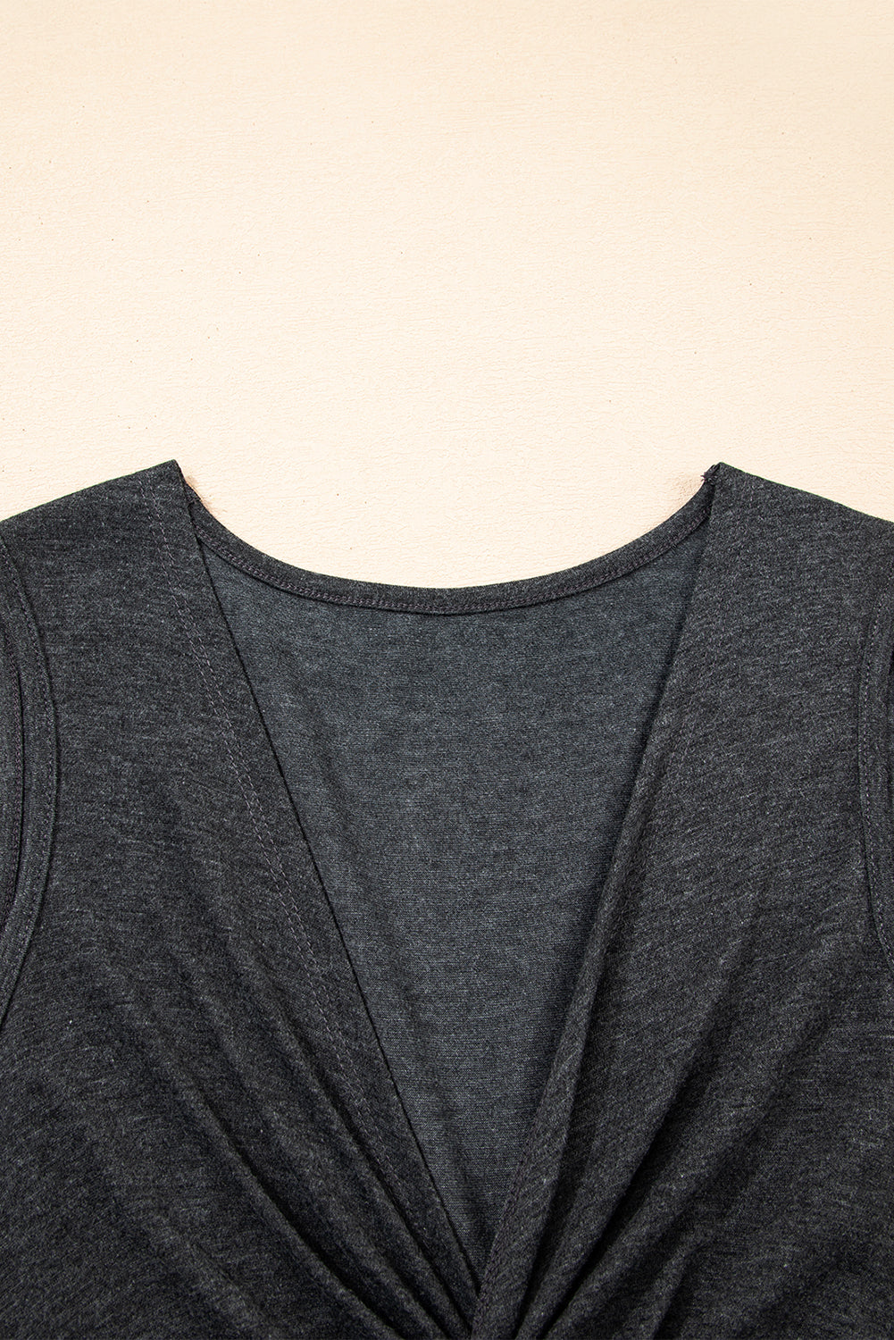 Vestido gris carbón sin mangas con escote en V y busto retorcido