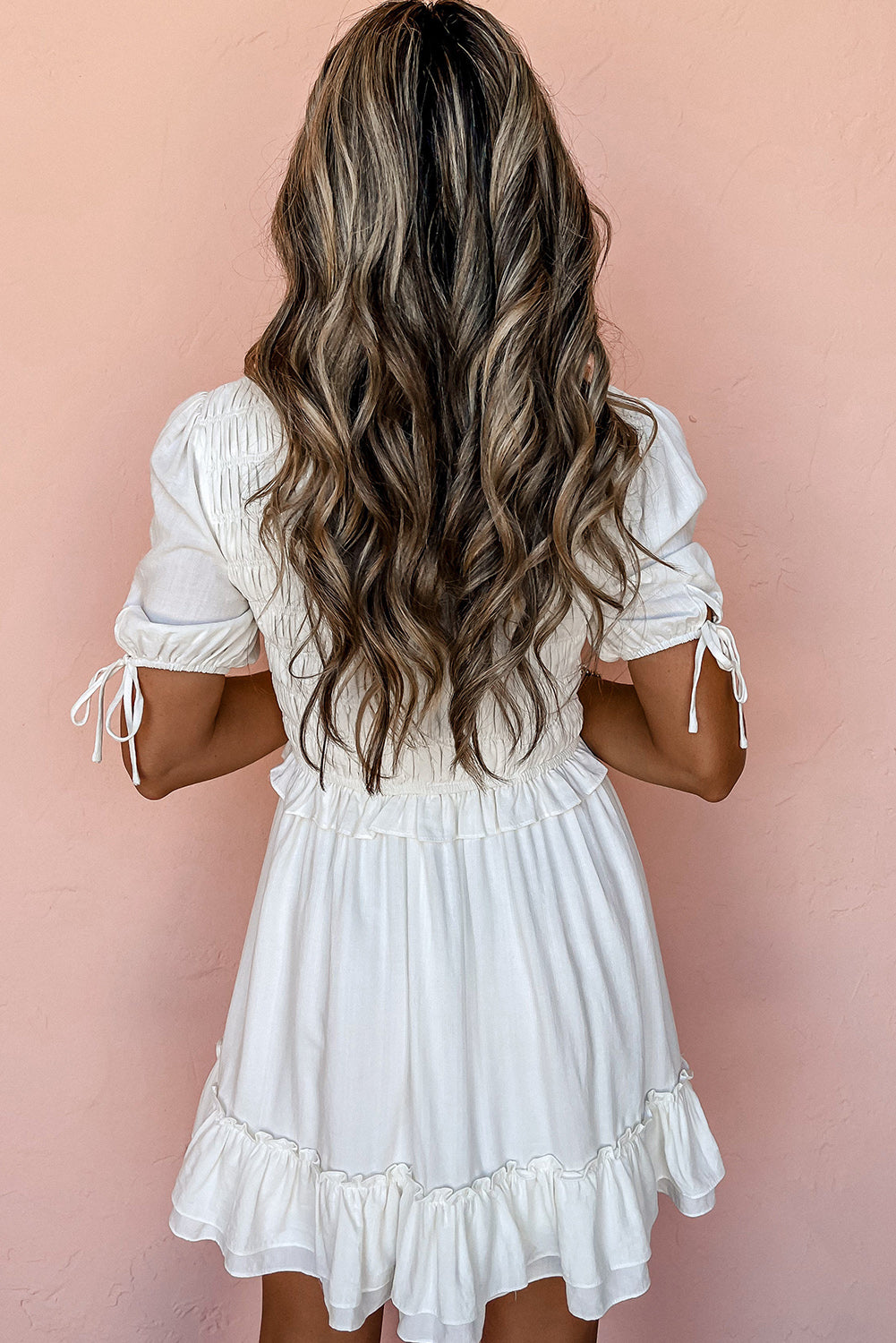 Vestido mini con volantes y mangas cortas de lazo blanco