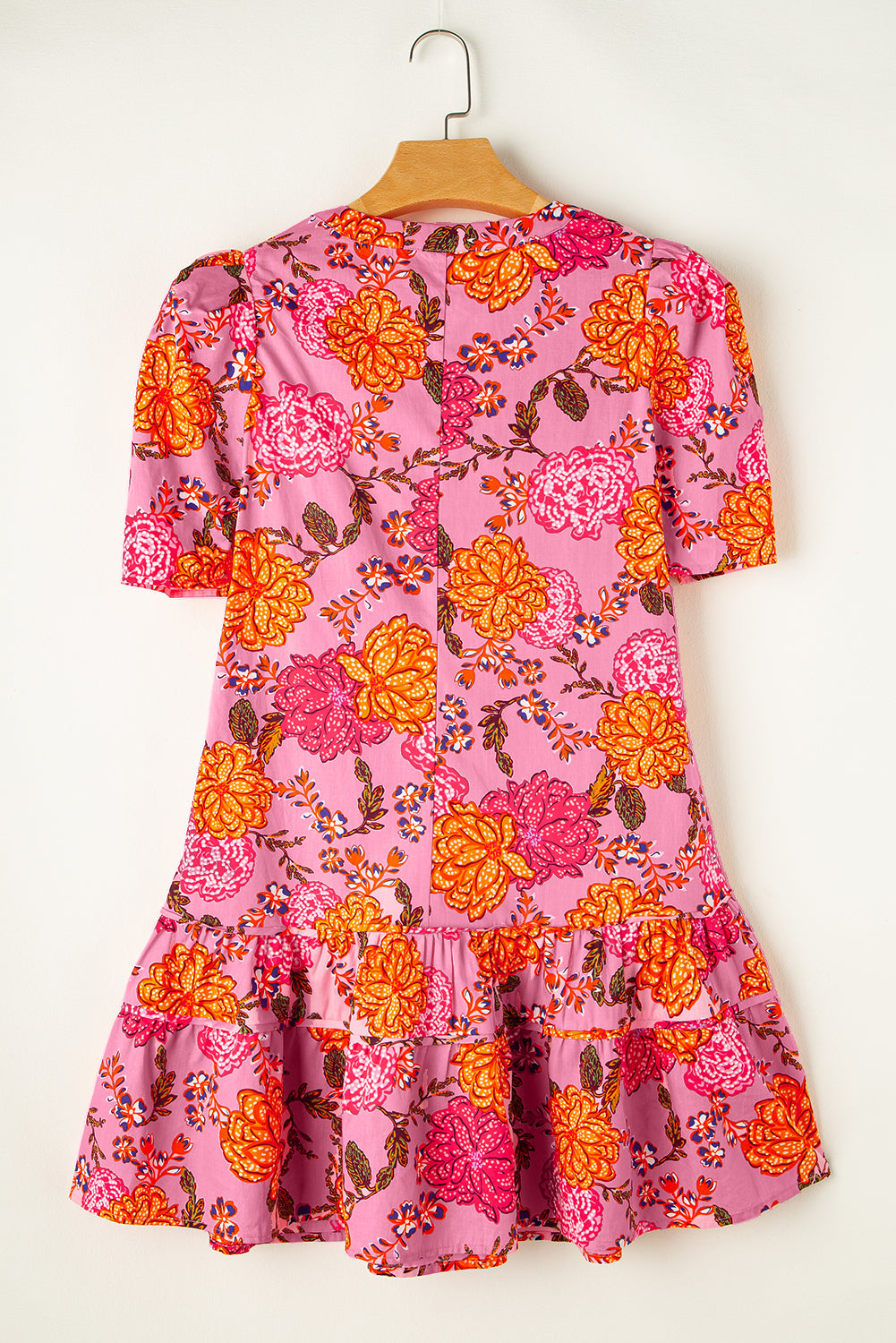 Vestido mini con volantes, cuello en V y mangas abullonadas con flores rosas