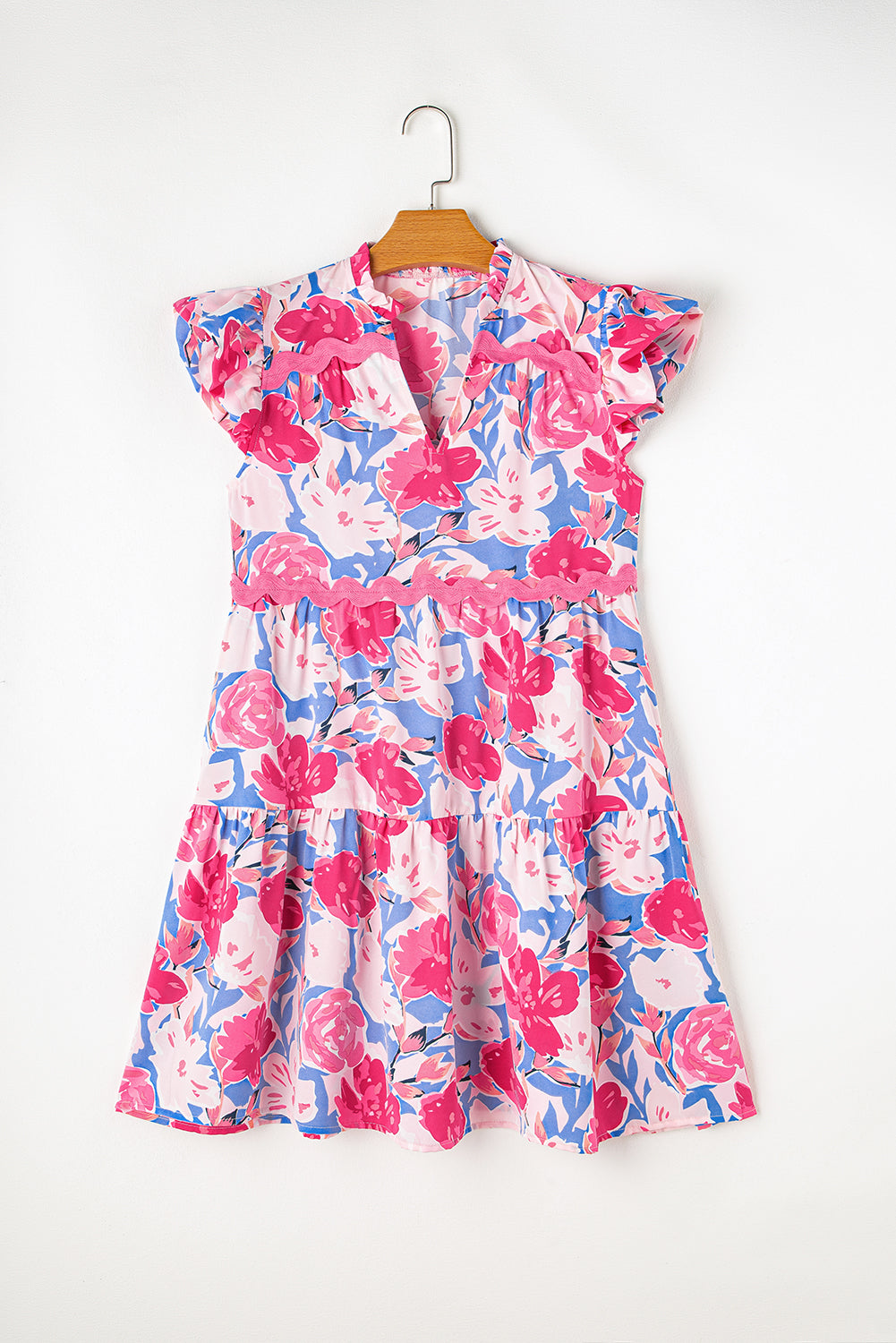 Vestido rosa con estampado floral, escote en V y mangas acampanadas