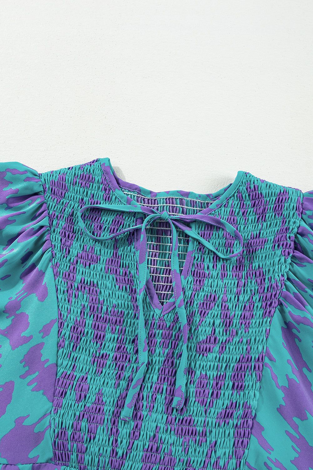 Vestido largo con cuello con muescas, mangas abullonadas y estampado abstracto en azul cielo